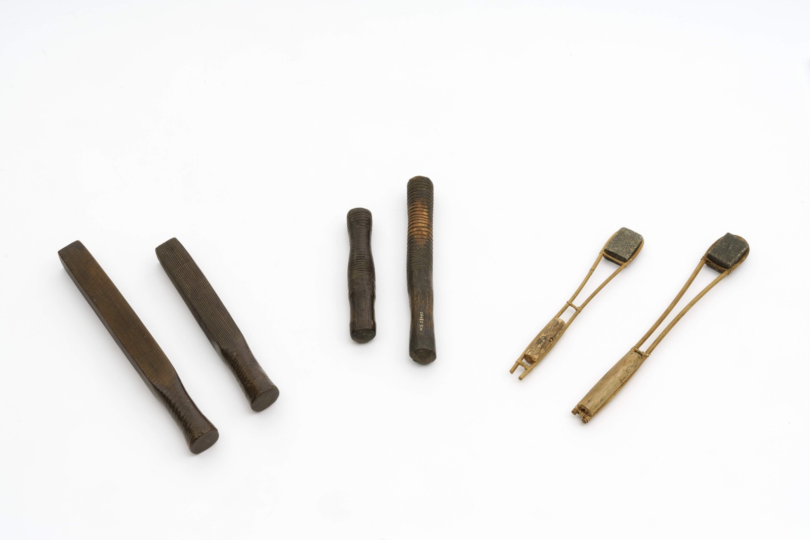 Der Klang der Rindenbastklopfer prägt v. a. die Soundscape der Pazifikinseln. Rindenbastklopfer aus Polynesien und Sulawesi, Indonesien.