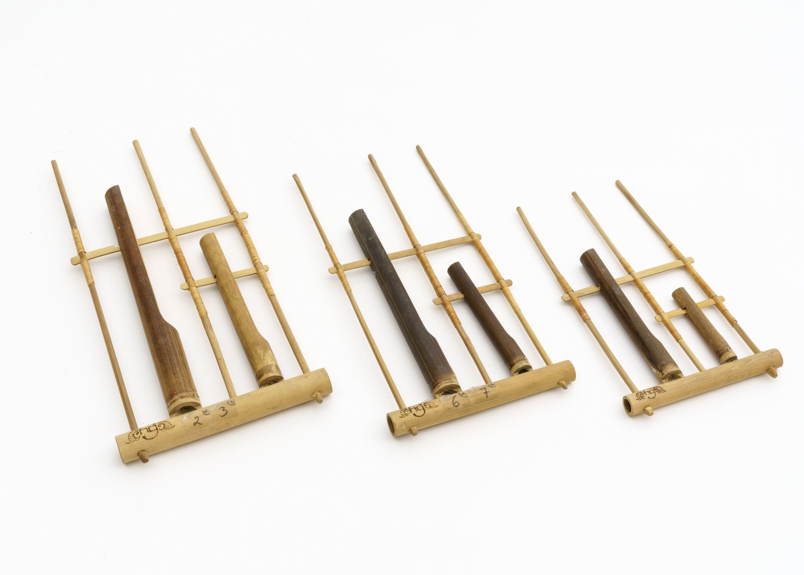 Drei Instrumente aus einem Angklung-Ensemble. Westjava, Indonesien.