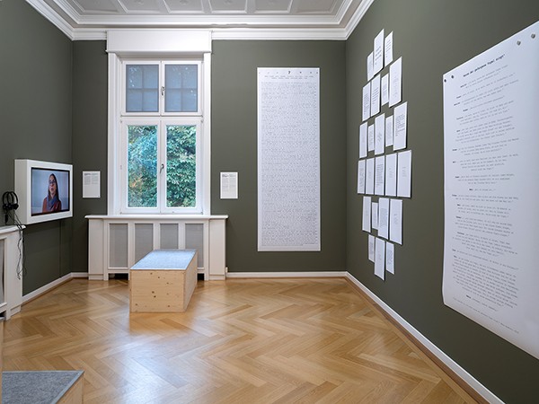 Exhibition view „WORLDS IN MOTION. Narrating Migration“ at the Weltkulturen Museum. Photo: Wolfgang Günzel 2019