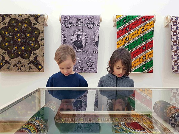 Children visiting the exhibition „WORLDS IN MOTION. Narrating Migration“ at the Weltkulturen Museum. Photo: Wolfgang Günzel 2019