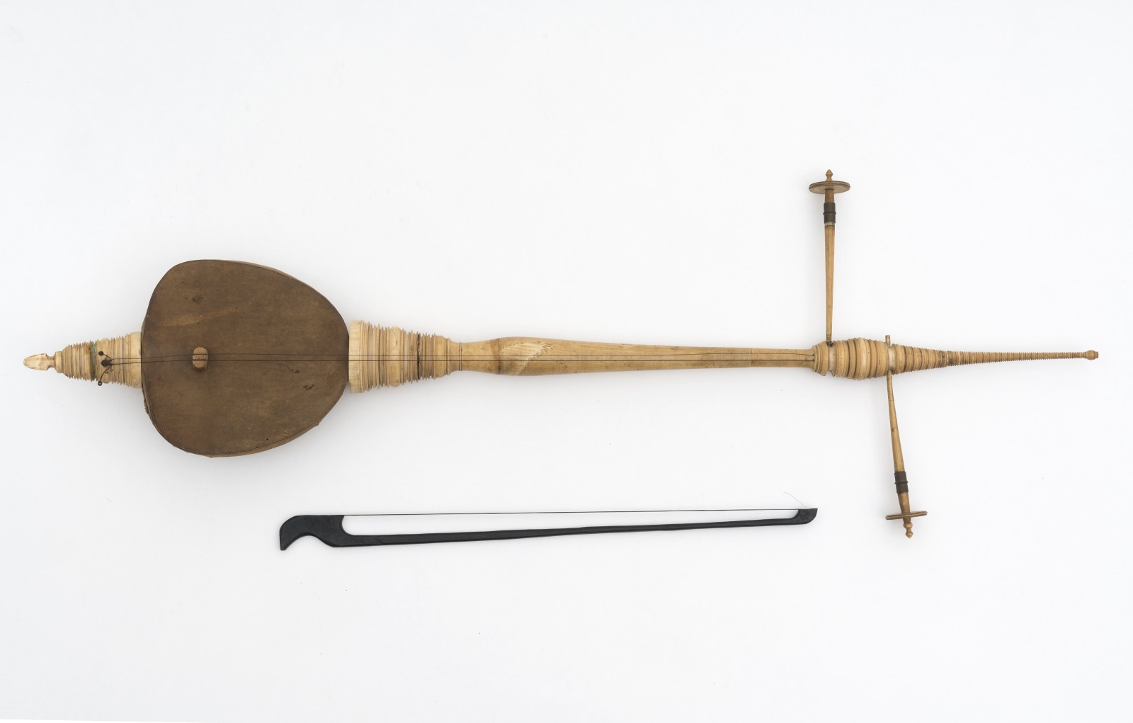 Spike fiddle reba with bow, Lamahalot, Flores, Indonesia, collected by Ernst Vatter, Insulinde expedition, 1928-1929, Collection Weltkulturen Museum. Photo: Wolfgang Günzel 2019