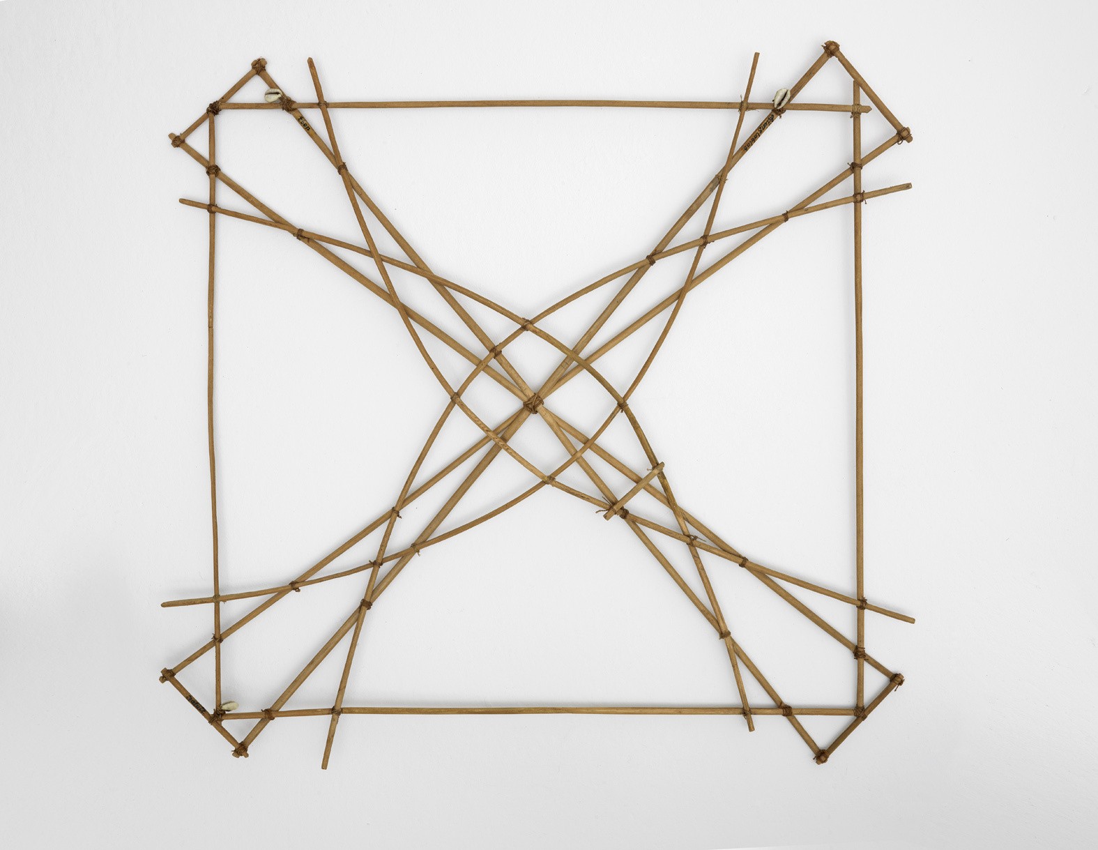 Stick chart, Marshall Islands, Micronesia, made of midribs of coconut leafs and sea snails, Collection Weltkulturen Museum, Photo: Wolfgang Günzel 2019